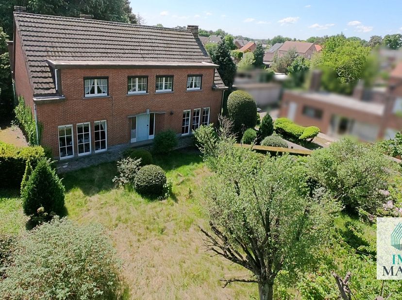 Deze zeer ruime en goed onderhouden klassevolle open bebouwing met 1 bureau/kamer op gelijkvloers en maar liefst 5 grote slaapkamers boven is rustig g
