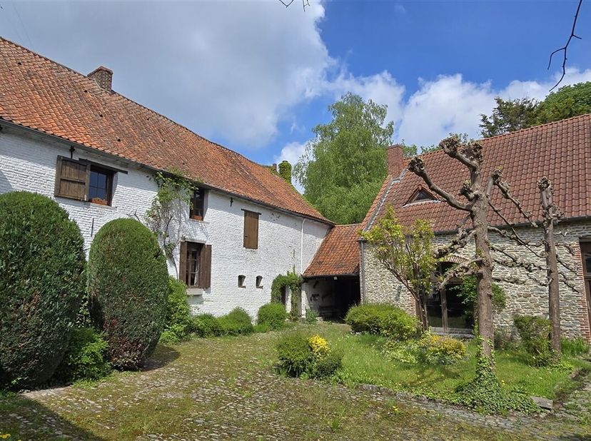 Magnifique ferme en carré sur 53 ares 15 centiares au centre du village de Wiers, à 5 minutes de Péruwelz et 10 minutes des accès autoroutiers !&lt;br /&gt;