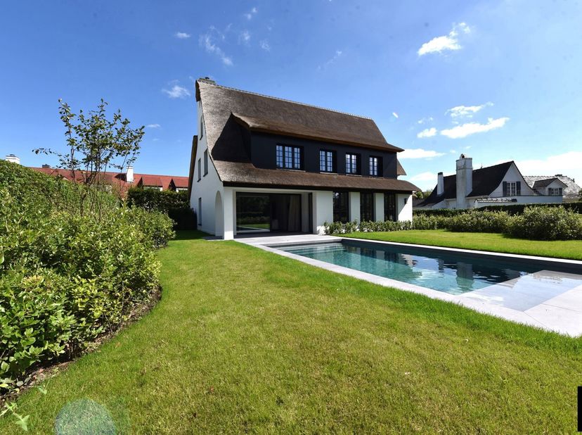 Luxueuze zongerichte villa met zwembad op een van de mooiste locaties in het residentiële Zoute. Rustig gelegen in een doodlopende straat nabij de Kal