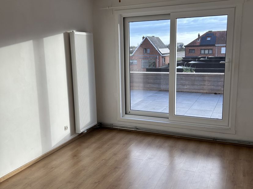 Ruim 150m goed gelegen appartement met 2 slaapkamers, 1 badkamer.&lt;br /&gt;
Mooie leefruimte en ruime bureau!&lt;br /&gt;
Terras 50m