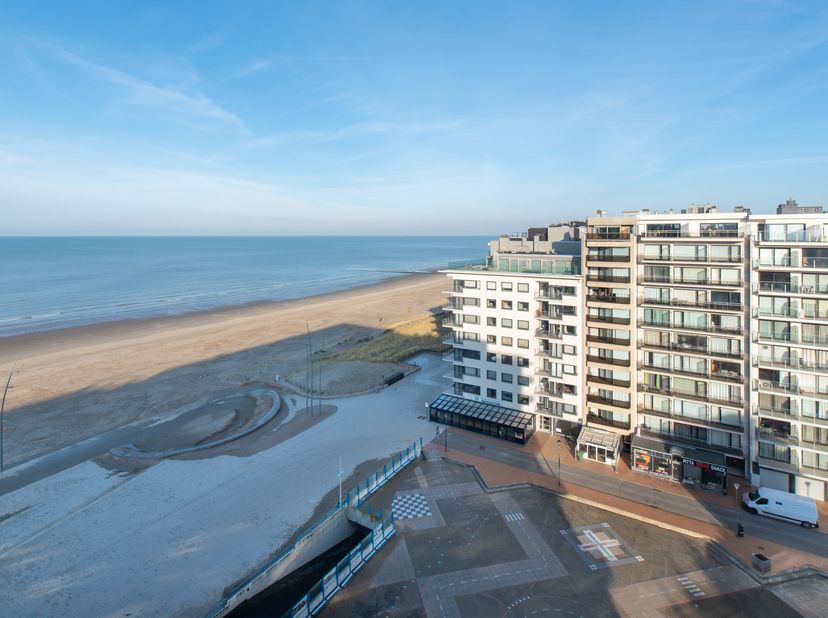 Instapklaar dakappartement met ruime terrassen en prachtig zeezicht te koop te Westende, gelegen op de 9 en 10 de verdieping van de residentie Westend