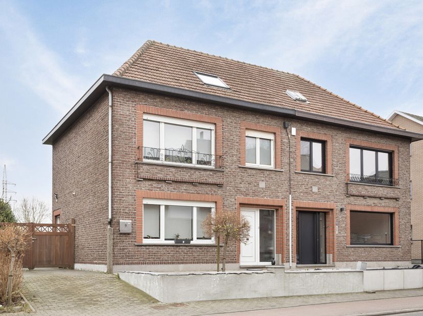 Op zoek naar een ruime woning met veel potentieel? Deze driegevelwoning, gelegen op een uitstekende locatie nabij het centrum van Merchtem, biedt maar