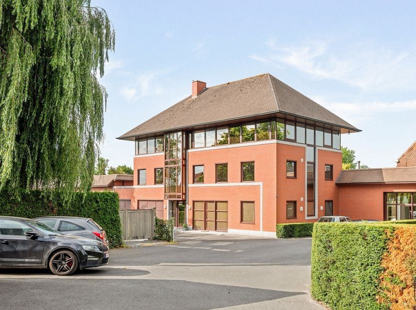 IDEALE OPBRENSTEIGENDOM: appartementsgebouw bestaande uit 3 appartementen, een kantoor/burelen en 2 loodsen van 1600m2. Tevens ideaal voor zelfstandig