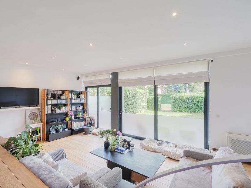 Lagence Wellington a le plaisir de vous proposer en exclusivité ce bien unique, aménagé dans un esprit loft contemporain.Ce superbe appartement séduit