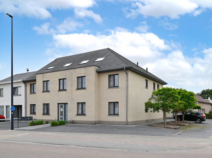 In het rustige Kleit (deelgemeente van Maldegem) vindt u dit verzorgd appartement in een kleinschalig gebouw uit 2004.&lt;br /&gt;
Het appartement bevindt z