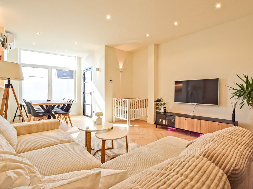 Gerenoveerde energiezuinige woning, gelegen aan de Lo-vaart. De woning werd in 2024 volledig gerenoveerd en verkreeg een EPC-label A. Binnenkomend in
