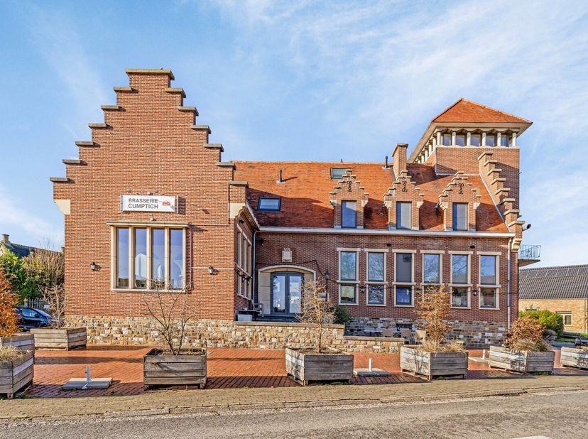 Dit veelzijdige opbrengstpand, gelegen op het Sint-Gillisplein in het hart van Kumtich, biedt een uitstekende investeringsmogelijkheid met een potenti