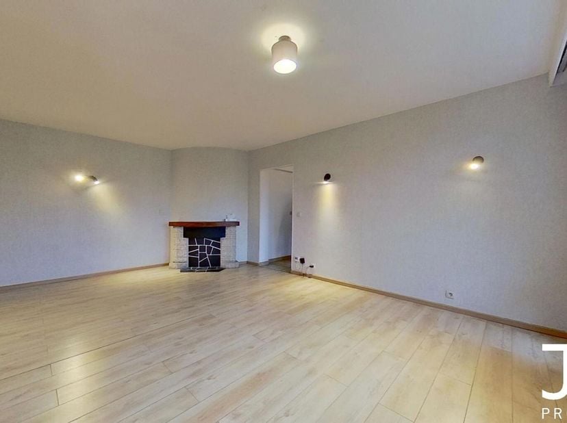 Situé dans un quartier calme, J&amp;J Properties vous propose ce bel appartement de 75 m² (selon PEB), avec terrasse.&lt;br /&gt;
L&#039;appartement se compose comme