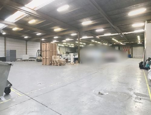                                         Bedrijfsgebouw te huur in Oostrozebeke, € 6.250
