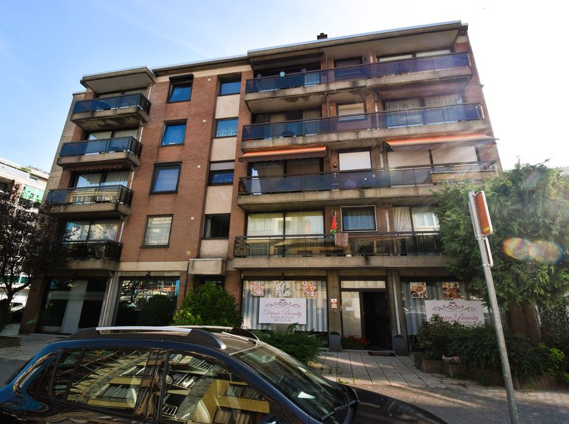Paruckstraat 35, nabij het Park van Karreveld: Commercieel gelijjvloers van 150m² (90m² + 60m² beneden via binnentrap). Garage(s) mogelijk.
