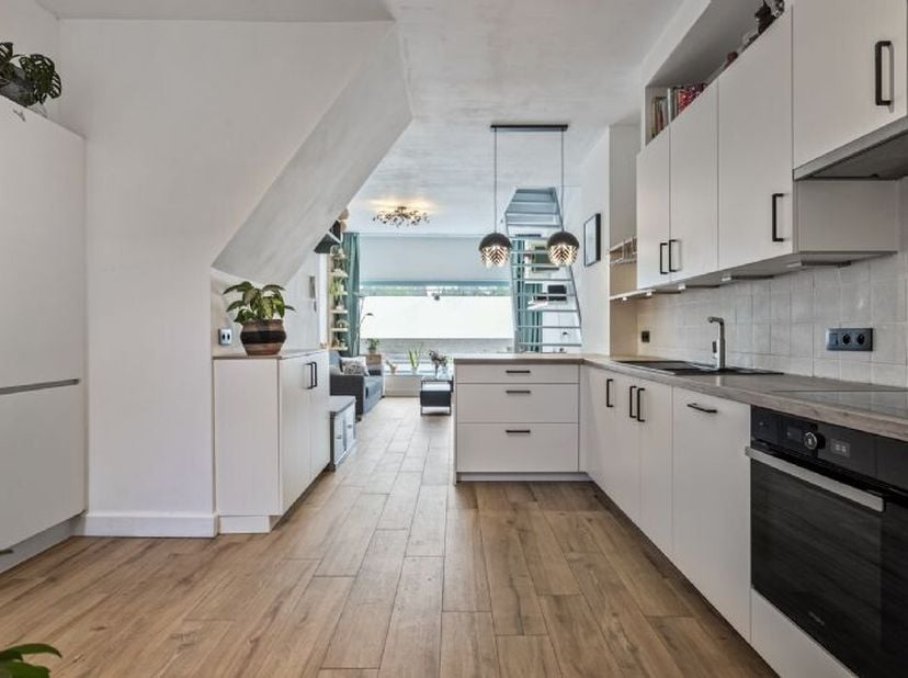 Instapklaar en volledig gerenoveerd in 2023 tof en gezellig gelijkvloerse bewoning met 2 terrasjes en alle luxe en comfort van een zeer kleinschalig p