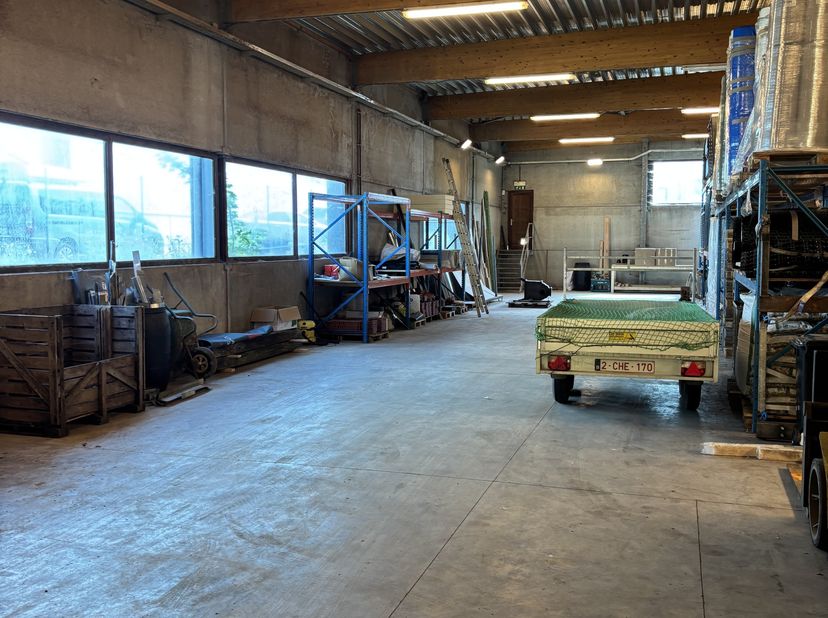 Magazijn te huur 160 m2 minimaal. Ook buitenopslag is mogelijk. Grotere oppervlakte te bespreken+&lt;br /&gt;
Toegang via automatische poort met code.&lt;br /&gt;