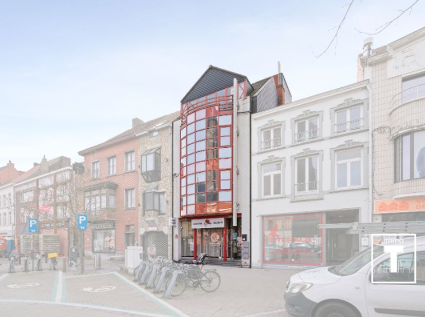 Het gebouw bestaat uit een handelspand, 2 appartementen en een studio. Gelegen op een centrale locatie, omringd door winkels, scholen en goede bereikb