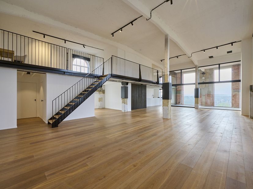 Riante penthouse-loft met het mooiste uitzicht van Tongeren. Voel je zo vrij als een vogel in de lucht in deze bovenste loft van maar liefst 263m² met