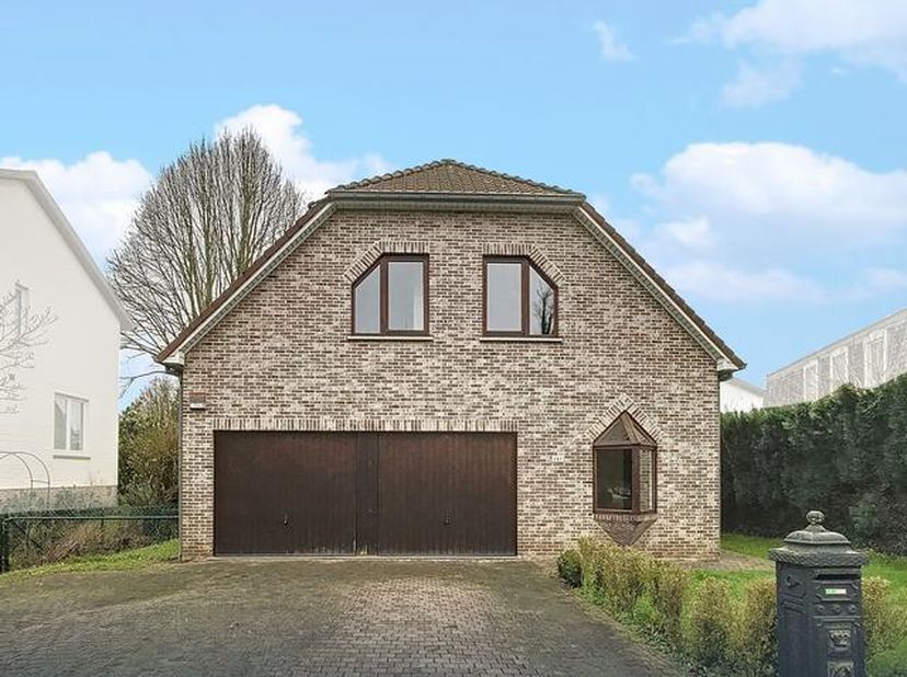 Mooie en Lichtrijke villa met 4 slaapkamers en bureau, op een ideale locatie vlakbij verschillende internationale scholen!&lt;br /&gt;
&lt;br /&gt;
Gelijkvloers: