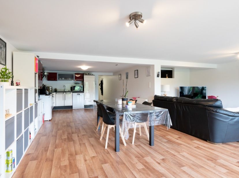 ERA BLUX stelt u met plezier dit prachtig gerenoveerde appartement met 1 slaapkamer voor, gelegen op het gelijkvloers van een residentie met 4 eenhede