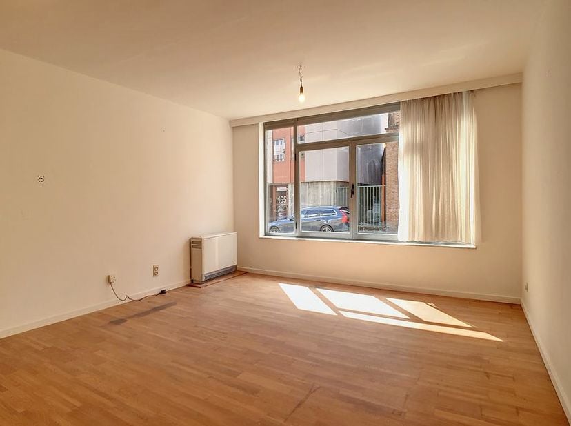 Gelijkvloers appartement met terras en staanplaats dichtbij het centrum van Leuven.&lt;br /&gt;
&lt;br /&gt;
Ruime woonkamer (37m²) met open keuken (kookplaat, da