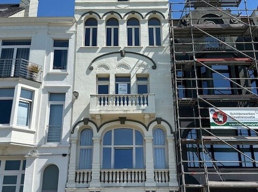 Het appartement is gelegen te Mariakerke (Oostende) op de tweede verdieping van een gebouw bestaande uit 4 appartementen en bestaat uit: inkomhal, liv