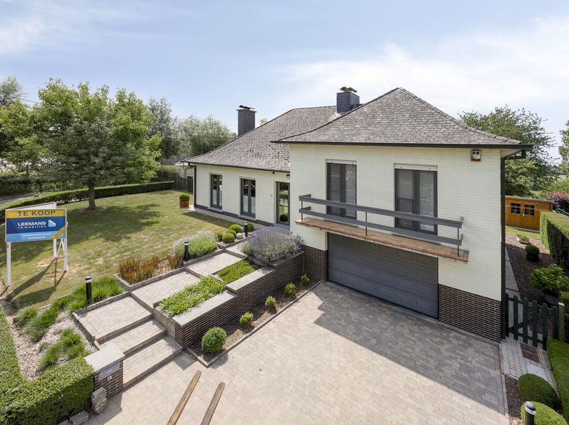 Leemans Immobiliën vous présente cette maison parfaitement entretenue et prête à emménager, située dans un quartier calme et rural de Ternat. Malgré s
