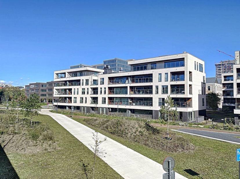 Cet appartement se distingue par son emplacement exceptionnel. L&#039;accessibilité en vélo, en voiture et par les transports en commun est parfaite. La pr