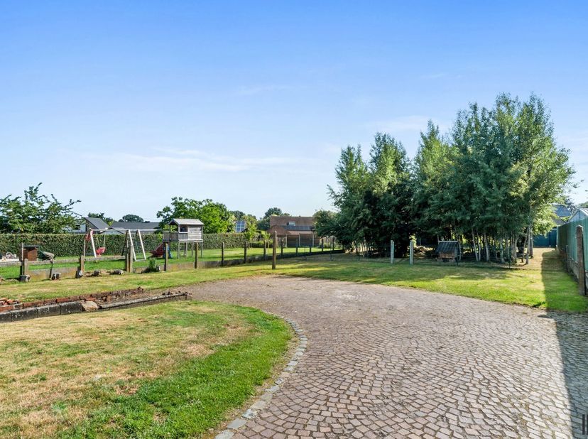 Nabij het centrum van Paal gelegen vrijstaande eengezinswoning met tal van mogelijkheden op een perceel van maar liefst 14A 37CA.&lt;br /&gt;
Gelijkvloers&lt;b
