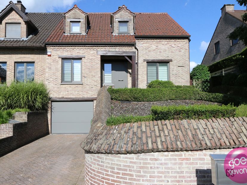 MAISONTRÈS SPACIEUSE et PRÊTE À EMMÉNAGER avec 4 ch, grande cuisine et un 2ième salon, située dans une rue très calme sans circulation, garage intégré