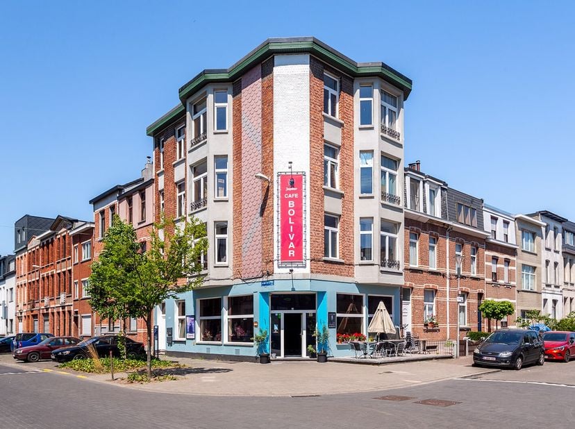 Uiterst centraal gelegen hoekpand met veel lichtinval en terras.&lt;br /&gt;
Deze recent gerenoveerde handelsruimte met bestemming &quot;RECA&quot; (restaurant/café)