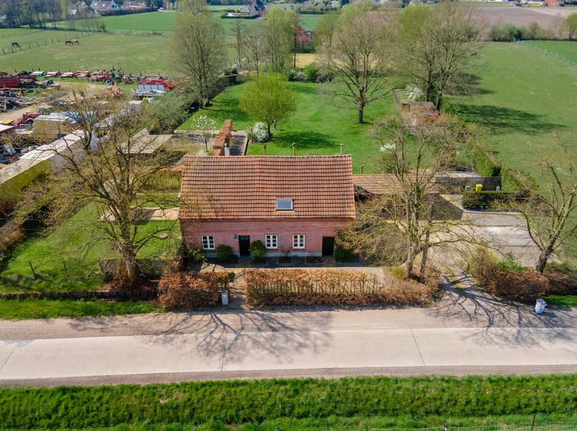 Welkom in deze prachtige hoeve die uitblinkt in charme, comfort en ruimte. Gelegen op een groot perceel, geniet je hier van een uitzonderlijke bewoonb