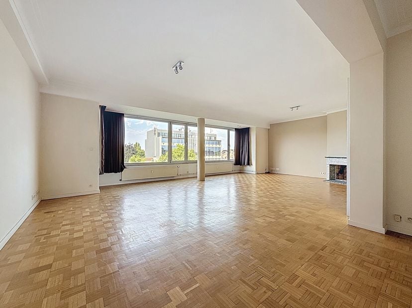Victoire - Junot presenteert u in Sint-Lambrechts-Woluwe, vlakbij het openbaar vervoer en winkels, een mooi appartement van 120 m² met twee balkons, g