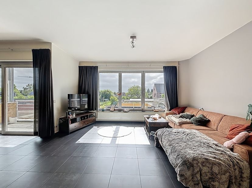 LIEU:&lt;br /&gt;
L&#039;appartement est situé dans le centre d&#039;Aalter, près de la gare. De là, vous pourrez rejoindre rapidement les autoroutes menant à Gand et