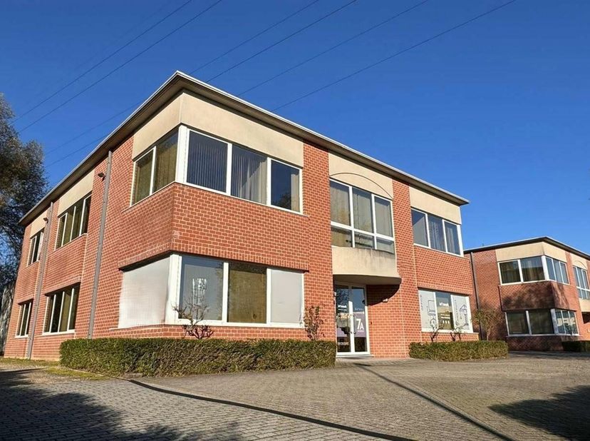 Polyvalent bedrijfsgebouw : 591m² kantoren te huur op een strategische locatie te Schelle nabij de A12 Antwerpen-Brussel. Voldoende parking voor perso