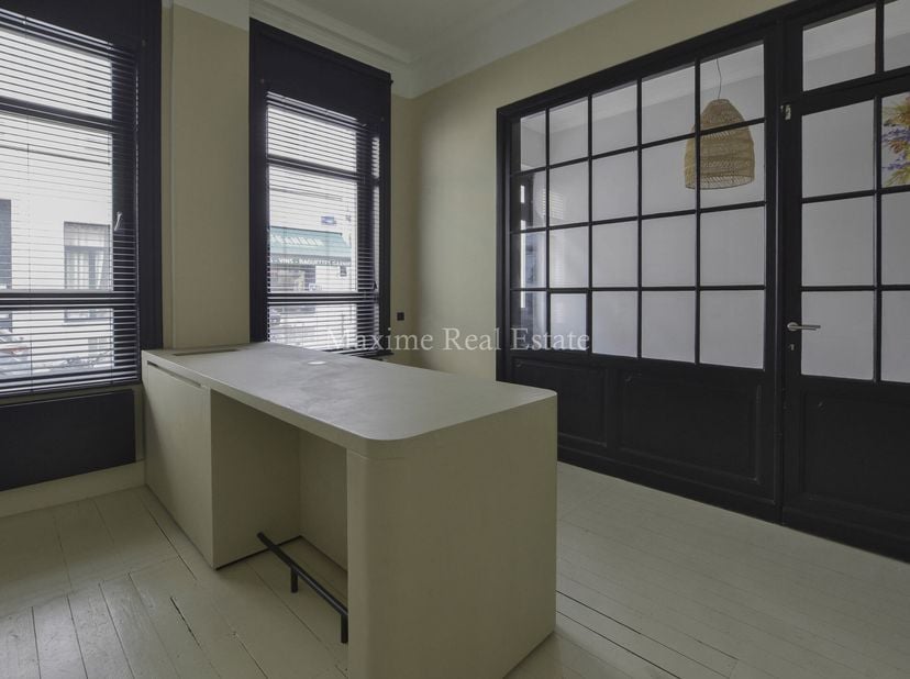 Maxime Real Estate vous présente un espace bureau/commerce.&lt;br /&gt;
Situé a quelques pas de la station métro Porte de Namur, le Parlement européen, la g