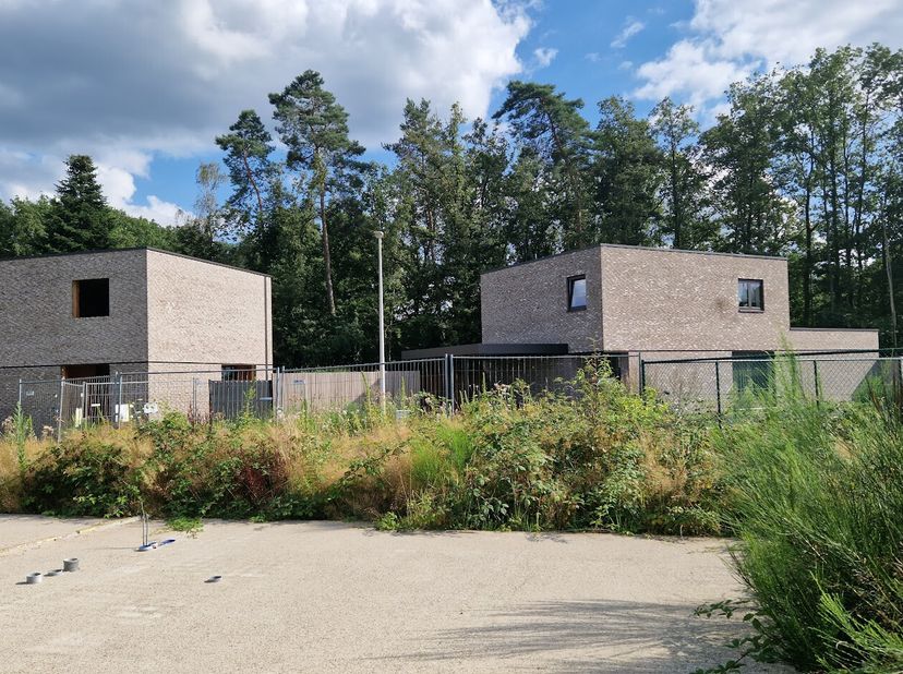Le projet résidentiel contemporain, composé de 11 lots, dont 3 bâtiments ouverts et 8 bâtiments semi-ouverts. Sur ces lots, des maisons avec jardin et