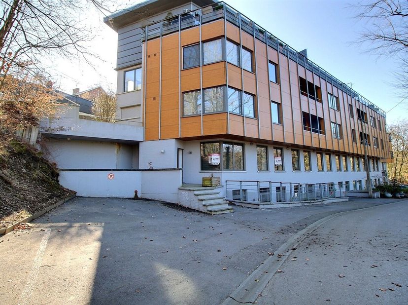 Bel appartement 2 chambres situé au bord de la piscine de Loverval et dans une rue en cul-de-sac.&lt;br /&gt;
2 places de parking au pied de l&#039;appartement,