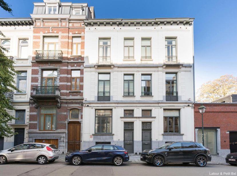 SINT-GILLIS, in de zeer populaire wijk Châtelain, dicht bij het openbaar vervoer. Charmant HUIS (4slpk/2dchr/1bdk) met karakter van ± 314 m² met tuin.