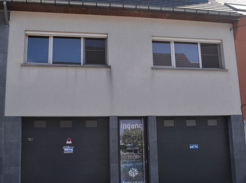 Gezellig appartement op het tweede verdiep van een kleinschalig gebouw, gelegen aan de rand van Opwijk centrum. Deze centrale ligging biedt vlotte ver