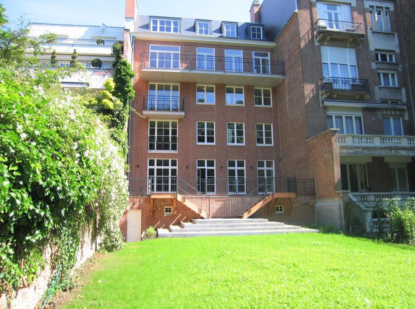 Ixelles, à l&#039;entrée du Bois de la Cambre, Square des Milliardaires, luxueux penthouse de 155 m² avec une belle terrasse de 20 m² comprenant un hall d&#039;