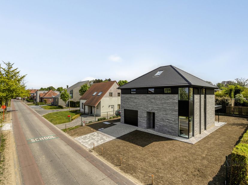 Zonnepanelen en uitstekende isolatie&lt;br /&gt;
Grote bewoonbare oppervlakte van 280 m²&lt;br /&gt;
Centrale ligging&lt;br /&gt;
Zonnige, onderhoudsvriendelijke tuin