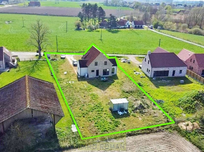 In het landelijke Escanaffles treffen we deze schitterende nieuwbouwwoning! Zeer rustig gelegen met zicht op de flanken van de Kluisberg, doch op een