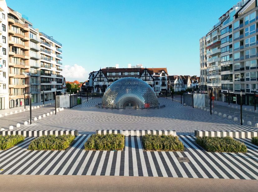 Ruime en zeer centraal gelegen gesloten garage onder het Albertplein in het commerciële hart van het Zoute aan de Zeedijk.&lt;br /&gt;
3m breed en 6meter di