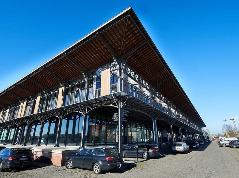 886,76m² de bureaux dont 644,96m² au rez-de-chaussée et 241,8m² au sous-sol&lt;br /&gt;
Emplacement: au Voorhaven, dans le quartier de Muide-Meulestede à Ga