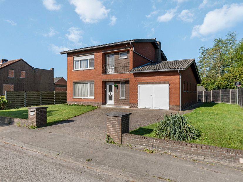 Deze open bebouwing in Mol is de perfecte woning voor een gezin. Met 3 ruime slaapkamers en 1 badkamer op de verdieping, biedt deze woning voldoende r