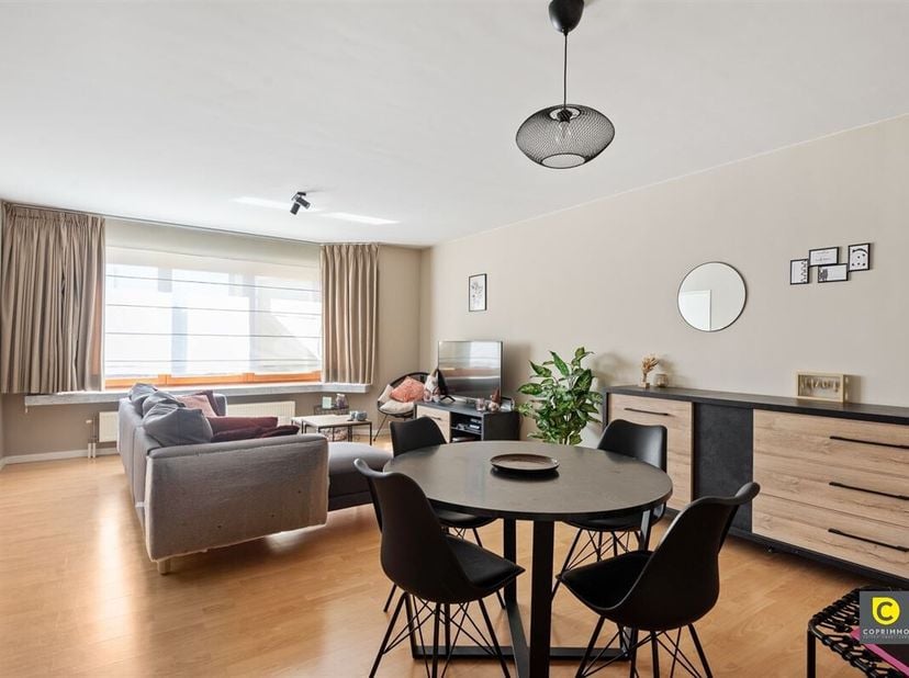 Cet appartement bien entretenu de 2 chambres à coucher (environ 86 m²) avec terrasse est situé à quelques minutes à pied du village d&#039;Aartselaar et bé