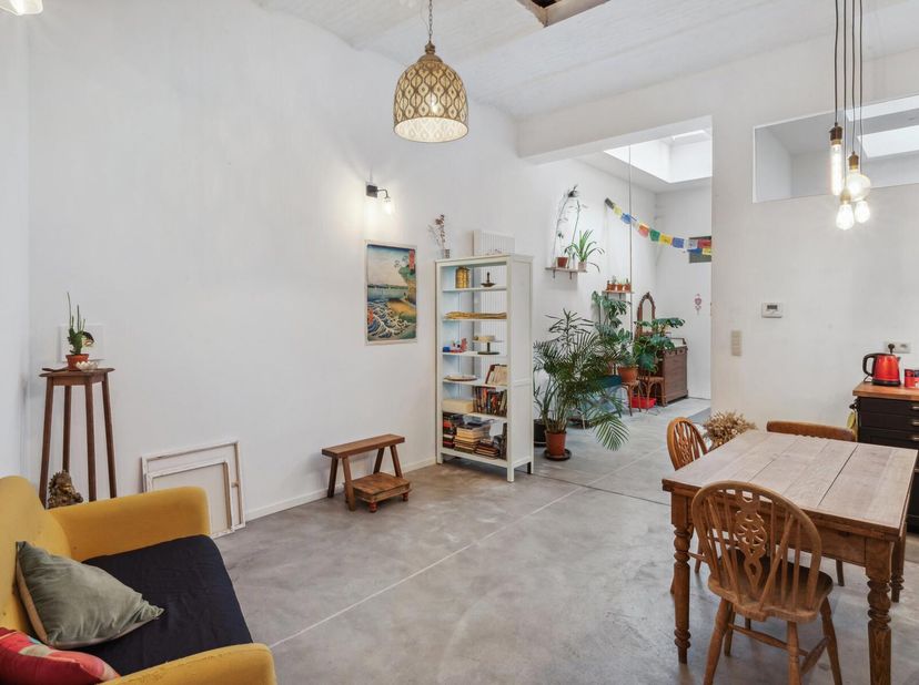 SAINT GILLES - PROJET - Atelier offrant une superficie totale +/- 144 m2. Le bien se compose actuellement à l&#039;avant: un vaste atelier, garage ou entre