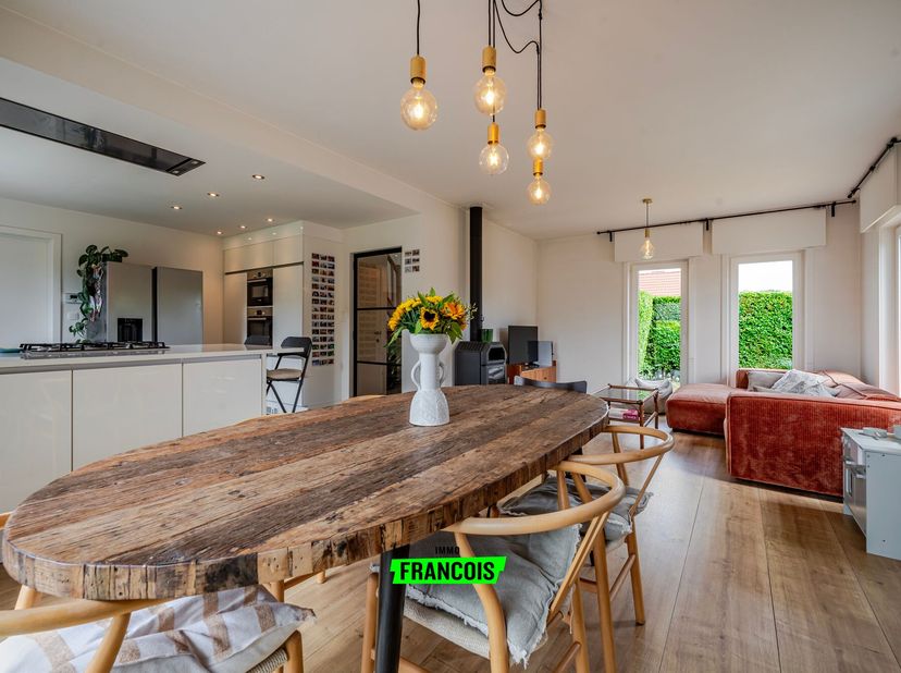 Deze instapklare villa bevindt zich in een rustige, kindvriendelijke woonwijk in De Haan, omgeven door groen en op fietsafstand van het strand, bos, o