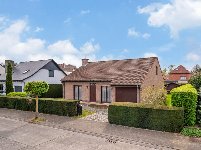 Ontdek nu de bungalow op een centrale locatie in Destelbergen.&lt;br /&gt;
Via de inkom, komen we in lichtrijke leefruimte met aansluitend de open keuken.&lt;b