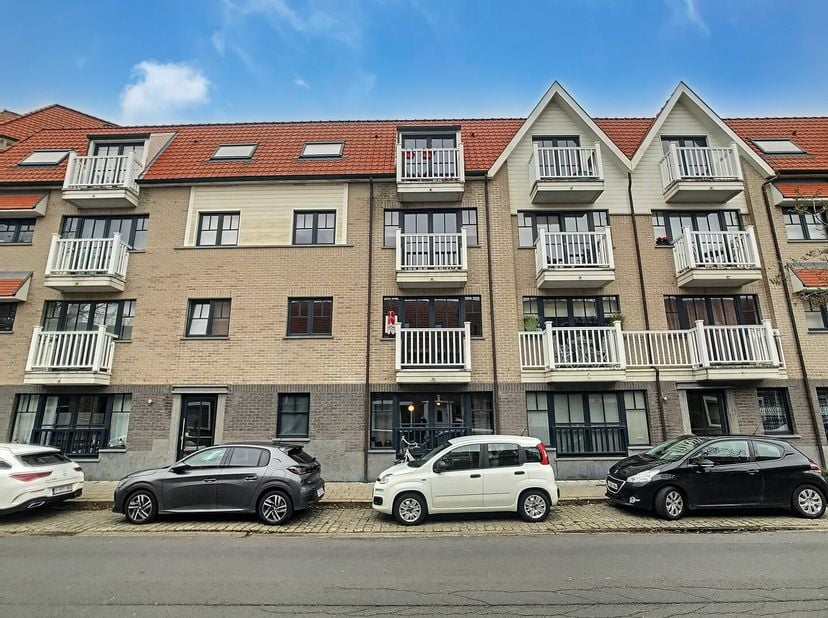 Dit instapklare appartement, te koop in Zeebrugge, bevindt zich in de levendige Vissersstraat in residentie Barcaderi. De centrale ligging in Zeebrugg