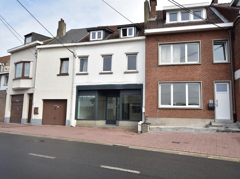 TRIOR Rixensart vous propose ce rez commercial de 85m² avec vitrine à front de rue. Situé dans une rue passante de Genval, il est composé de trois piè