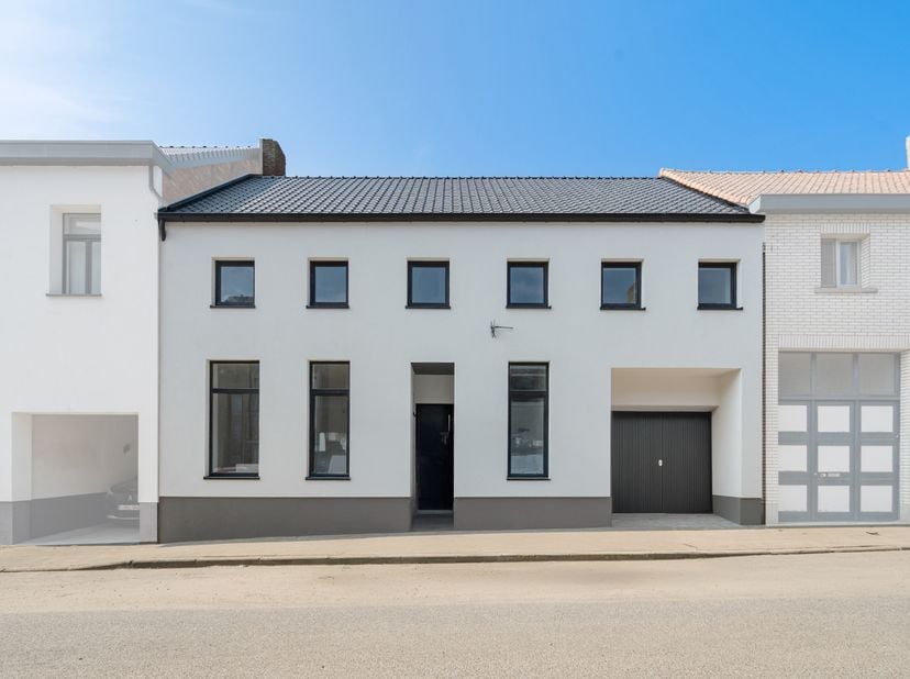 Deze totaal gerenoveerde woning is gelegen op wandelafstand van diverse winkels, openbaar vervoer, scholen en diverse sport- en recreatiemogelijkheden