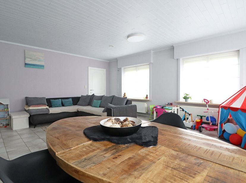 Op de verbindingsweg Kortrijk - Brugge te Meulebeke bevindt zich deze alleenstaande woning op een ruim perceel van 990 m2.&lt;br /&gt;
De woning bevindt zic